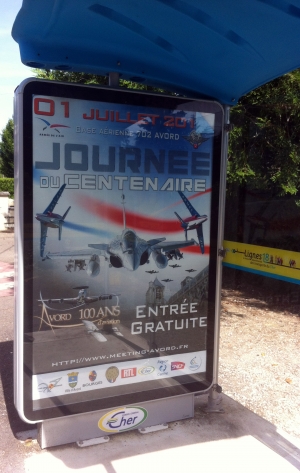 Affiche abris-bus pour la base aérienne 702 réseau Conseil Général du Cher