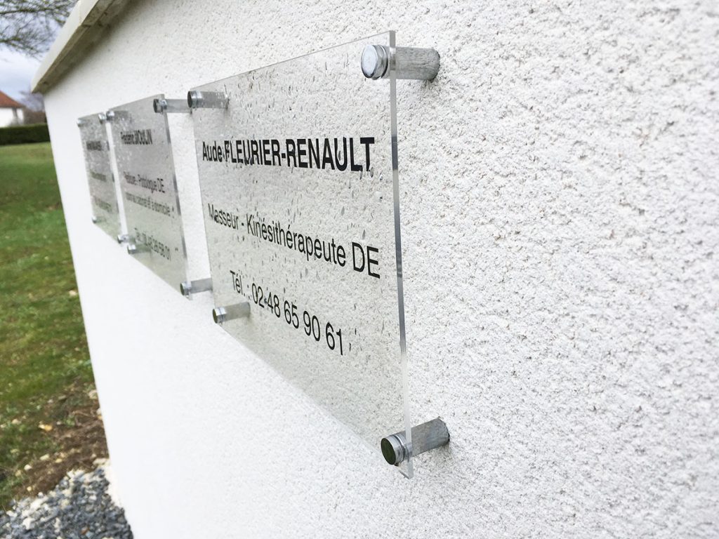 Installation de plaques plexi sur entretoises pour un cabinet de kinésithérapeute, Saint-Doulchard