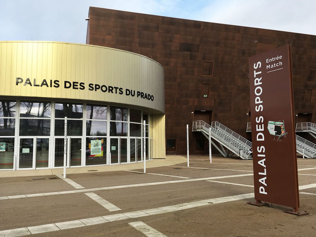 Pose d'une enseigne extérieure pour le Palais des sports de Bourges